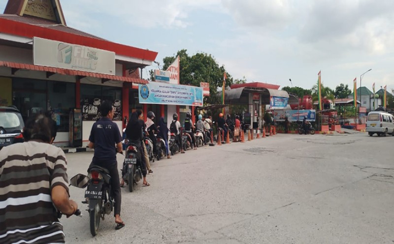 Pertalite Sempat Langka, SPBU di Pekanbaru Diserbu Warga, Antrean Mengular Berjam-jam